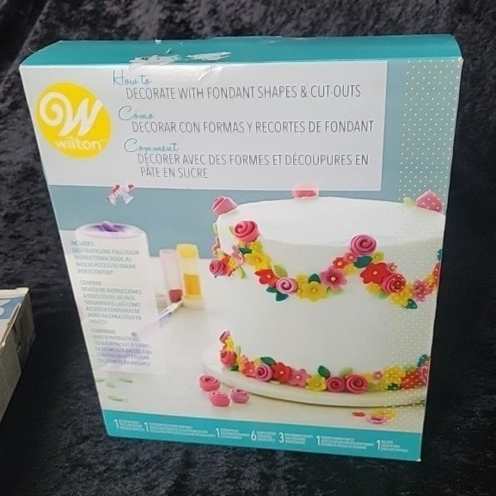 Wilton How to Decorate with Fondant Shapes and Cut-Outs Cake Decorating Tool Kit